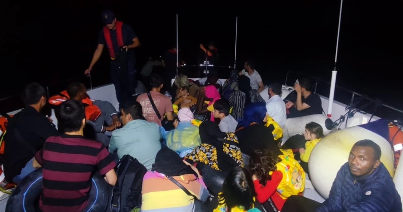İzmir Açıklarında Yunanistan Tarafından İtildikten Sonra Kurtarılan 22 Düzensiz Göçmen