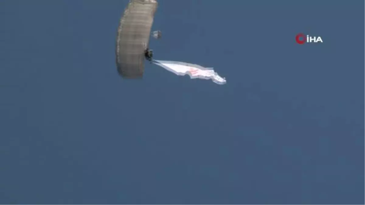 Jandarma ve TSK\'dan nefes kesen paraşüt gösterisi