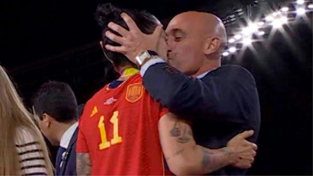 Kadın futbolcuyu dudağından öpmüştü! İşte FIFA\'nın İspanya Futbol Federasyonu Başkanı Rubiales\'e verdiği ceza