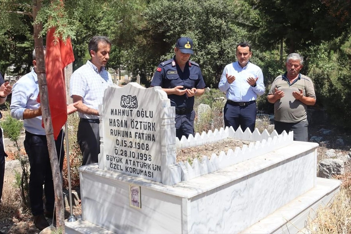 Finike Kaymakamı, Gazi Mustafa Kemal Atatürk\'ün korumasının mezarını ziyaret etti