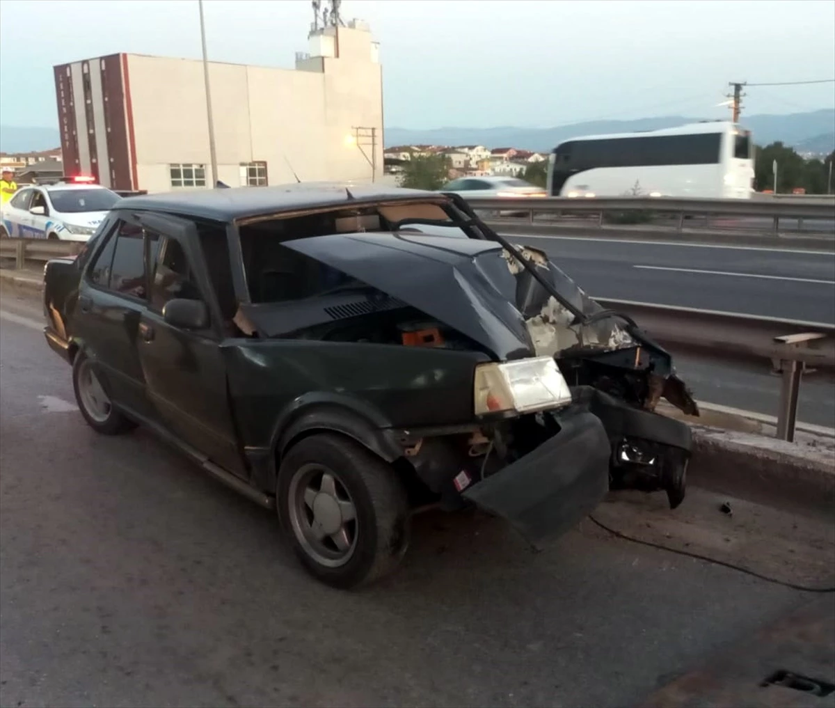 Kocaeli Körfez\'de Otomobil Kazası: 3 Yaralı
