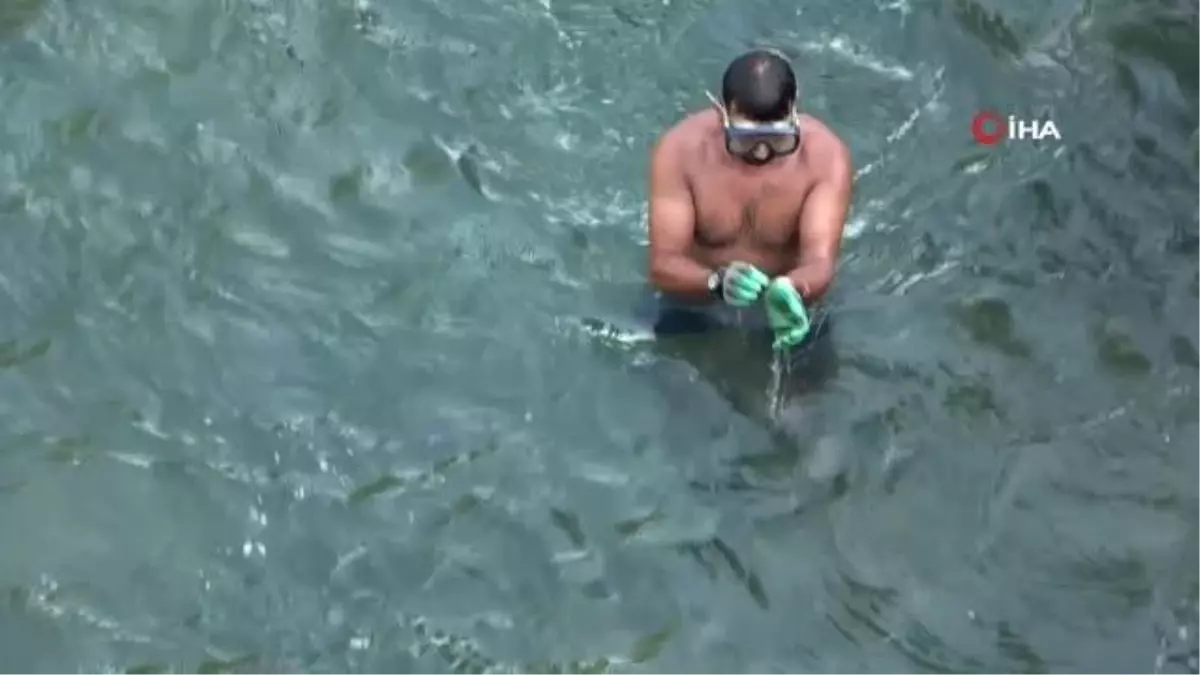 Düden Çayı\'nda madeni para ararken pompalı tüfek bulundu