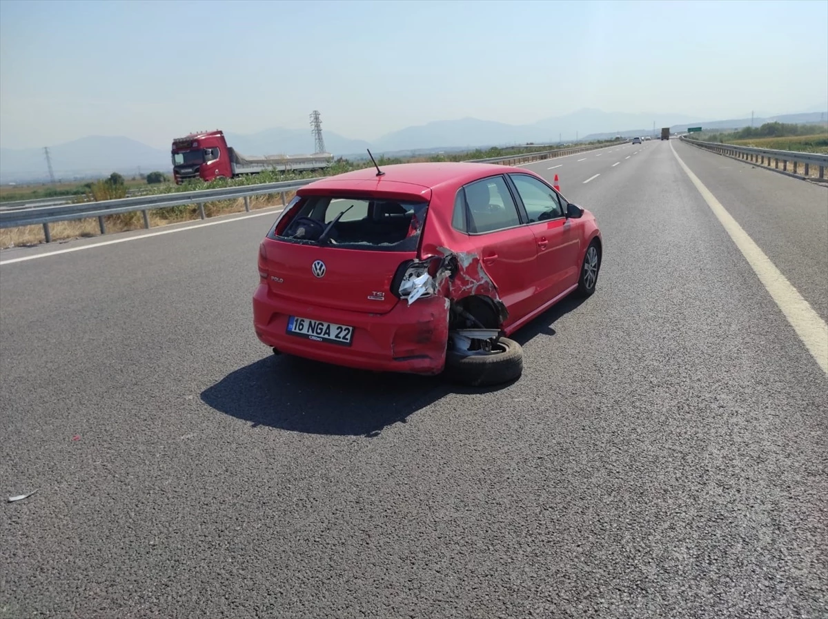 Turgutlu\'da Otomobil Çarpışması: 5 Yabancı Uyruklu Yaralandı