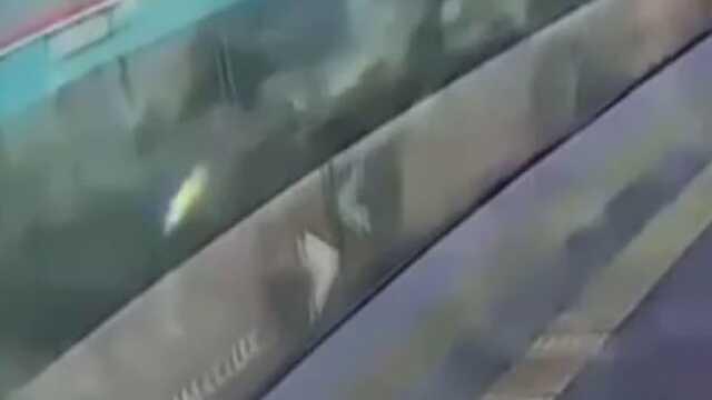 Marmaray istasyonunda tren yaklaşırken kendini raylara atan kişi kurtarıldı