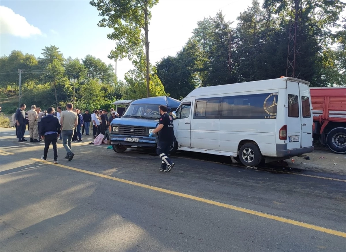 Ordu\'da Minibüslerin Çarpışması Sonucu 20 Kişi Yaralandı