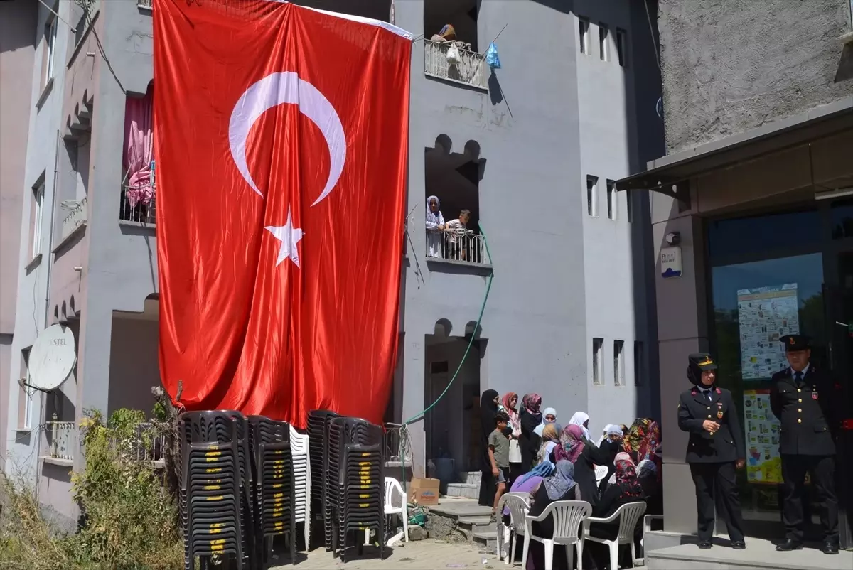 Şehit Piyade Sözleşmeli Er Selçuk\'un Muş\'taki ailesine şehadet haberi verildi