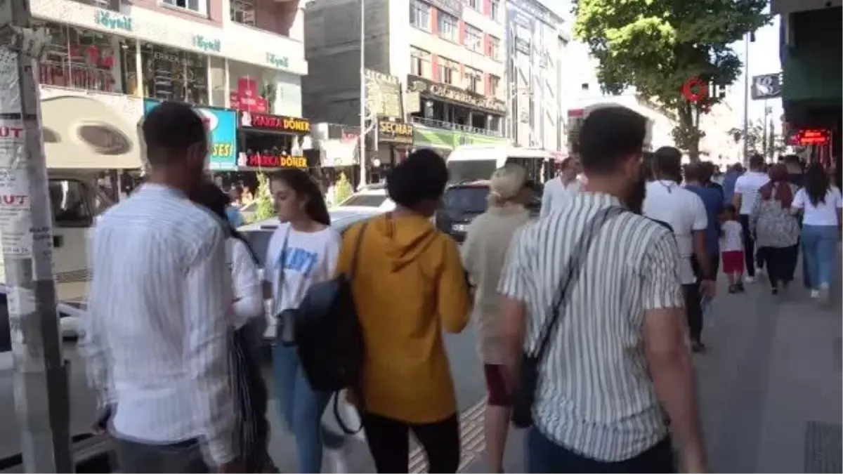 Sıcaktan bunalan vatandaşlar akşam parklara akın etti