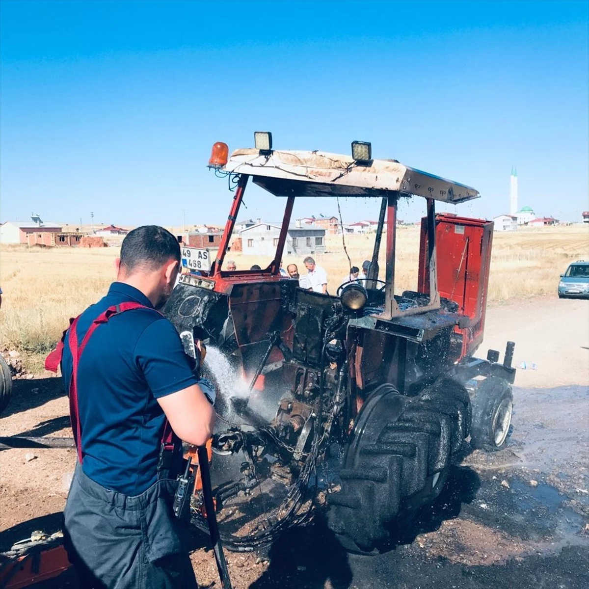Sivas\'ta seyir halindeyken yanan traktör hasar gördü