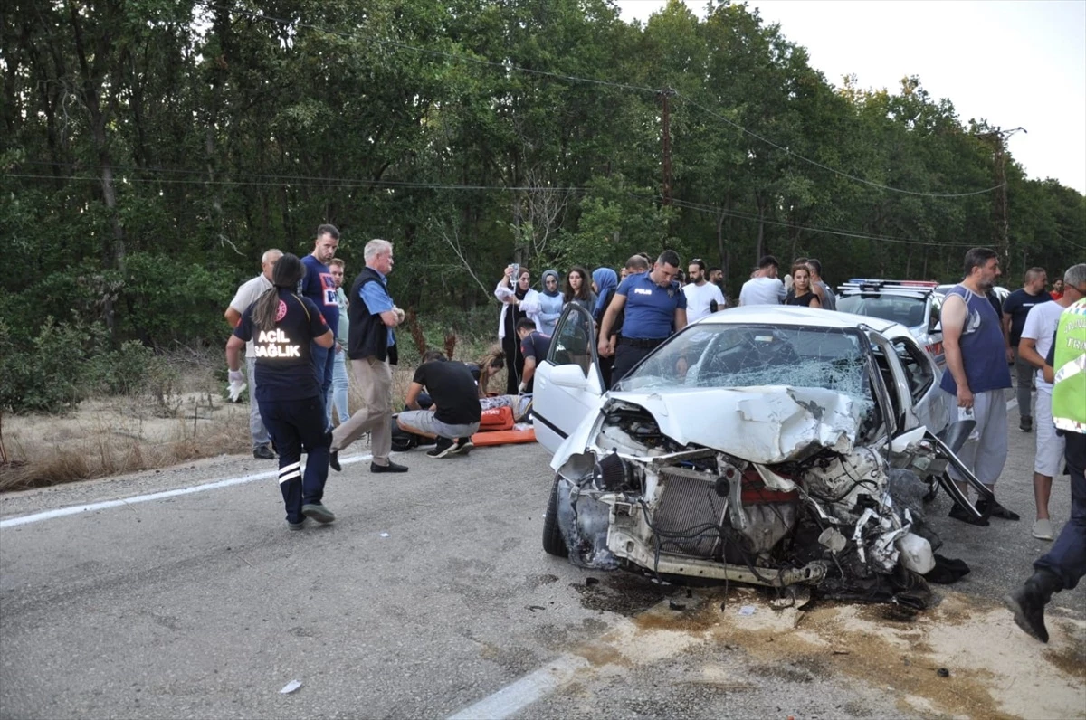 Tekirdağ\'da iki otomobil çarpıştı 1 kişi öldü, 5 kişi yaralandı