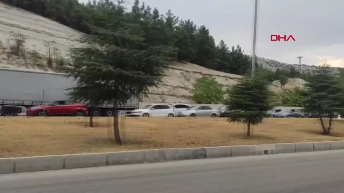 Burdur\'da Aküsü Patlayan TIR Ulaşımı Aksattı