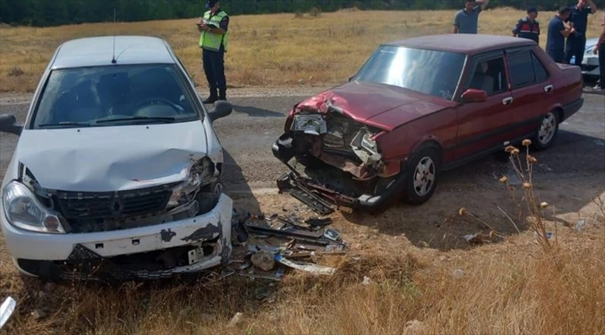 Uşak\'ta Otomobil Çarpışması: 3 Kişi Yaralandı