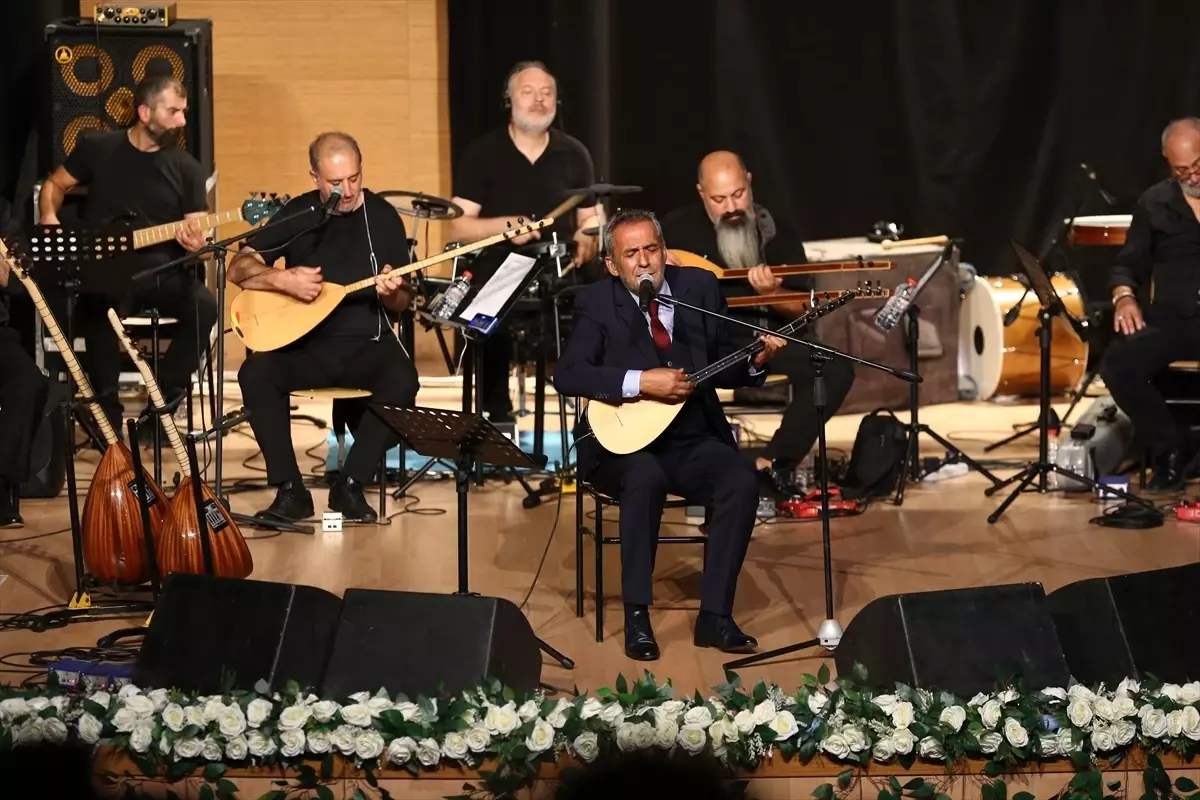 Yavuz Bingöl, "Aşık Veysel\'siz 50 Yıl" konserleri kapsamında Bingöl\'de sahne aldı