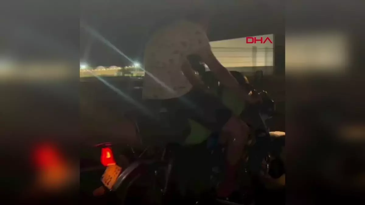 Kasksız Yolcu, Motosiklet Sürücüsünün Üzerine Oturdu