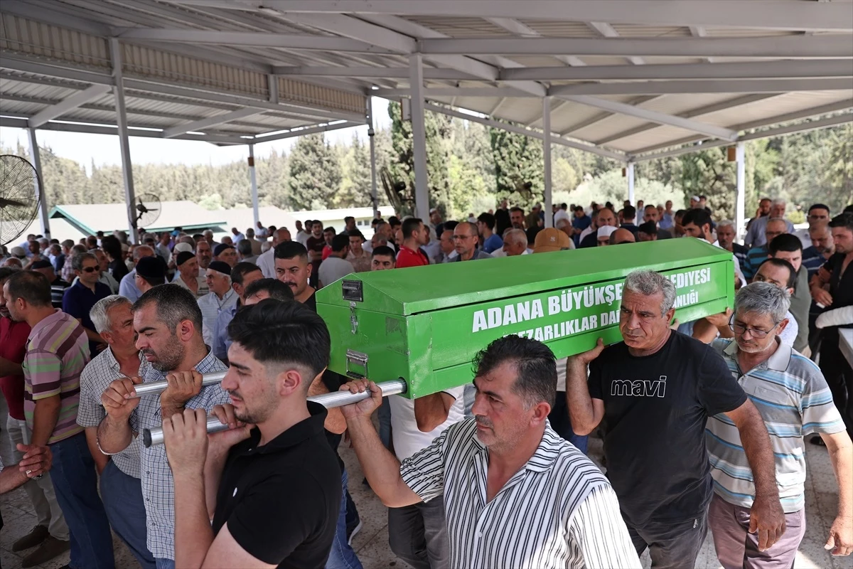 Adana\'da otomobil kazasında hayatını kaybeden 3 kişinin cenazesi defnedildi