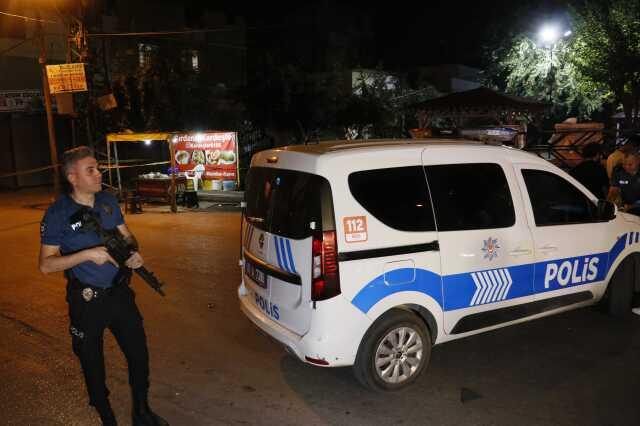 Adana parkında silahlı saldırı: Motosikletle gelip 4 kişiyi kurşun yağmuruna tuttular