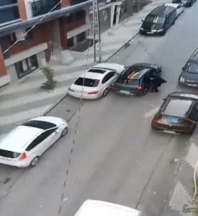 Arnavutköy'de Otomobil Hırsızlığı Şoku Arnavutköy'de Otomobil Hırsızlığı Şoku