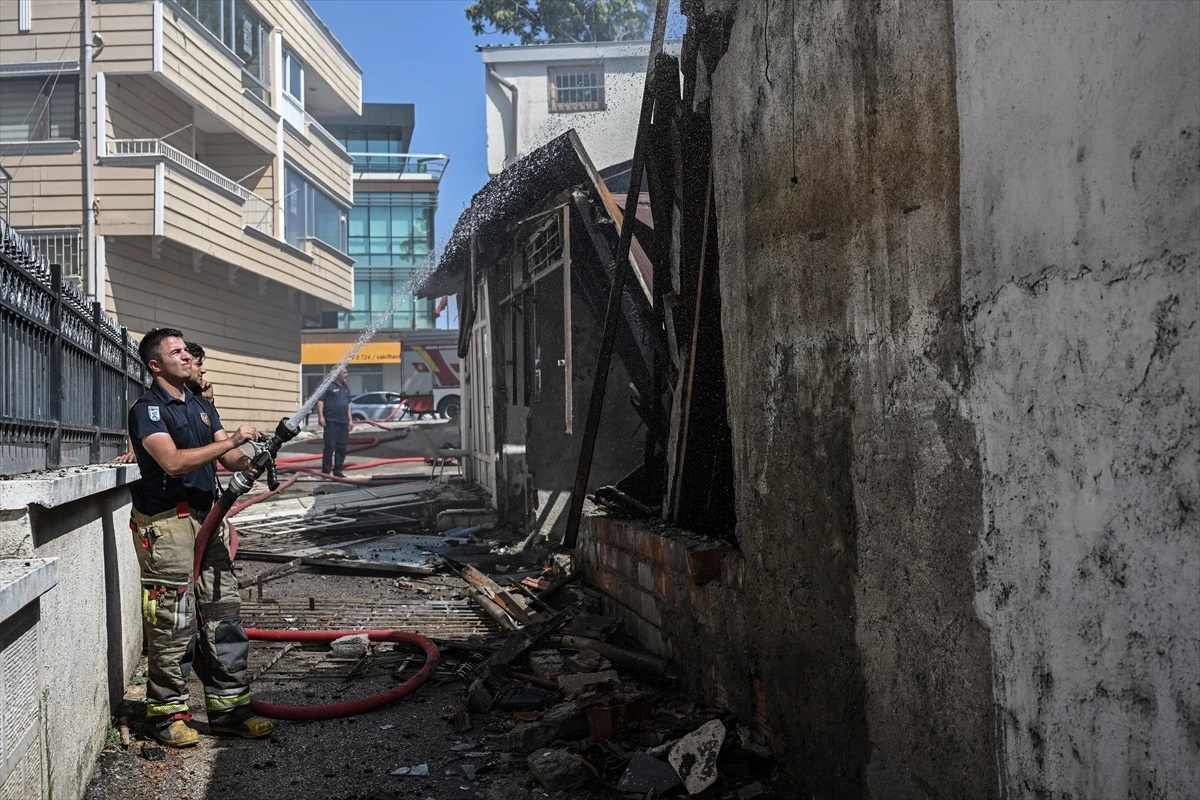 Başkentte hurdaların bulunduğu dükkanda çıkan yangın hasara neden oldu
