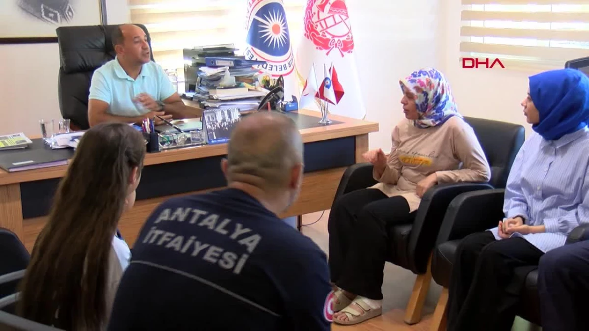 Depremde enkaz altında kalan aile Antalya\'da tedavi görüyor