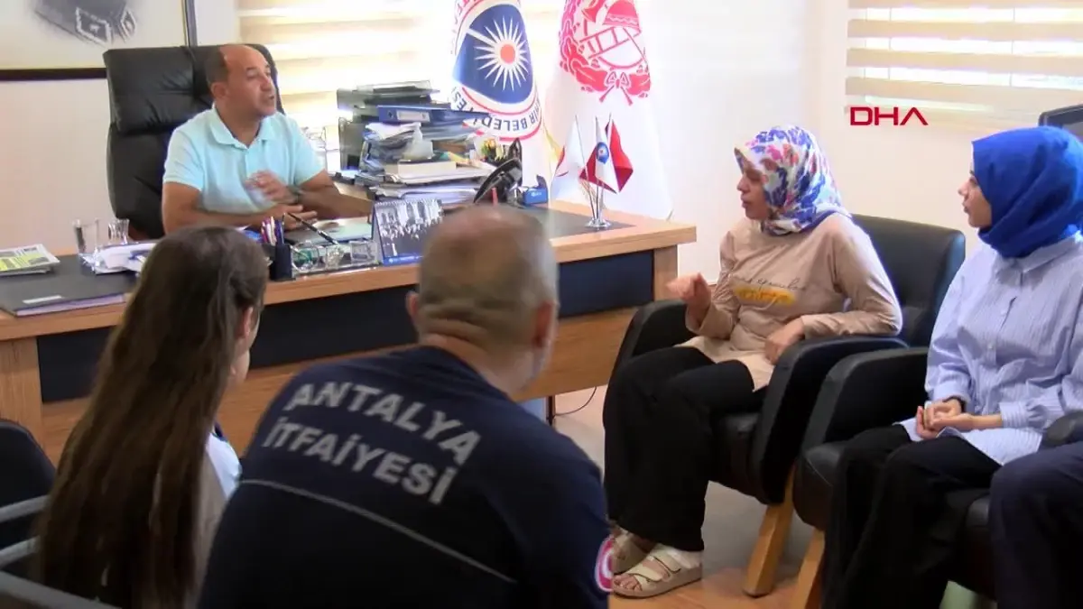 Depremde enkaz altında kalan aile Antalya\'da tedavi görüyor