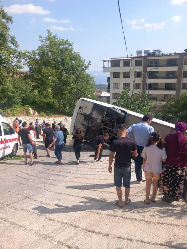 Ermenek'te Tur Otobüsü Devrildi: 3'ü Ağır 26 Kişi Yaralandı