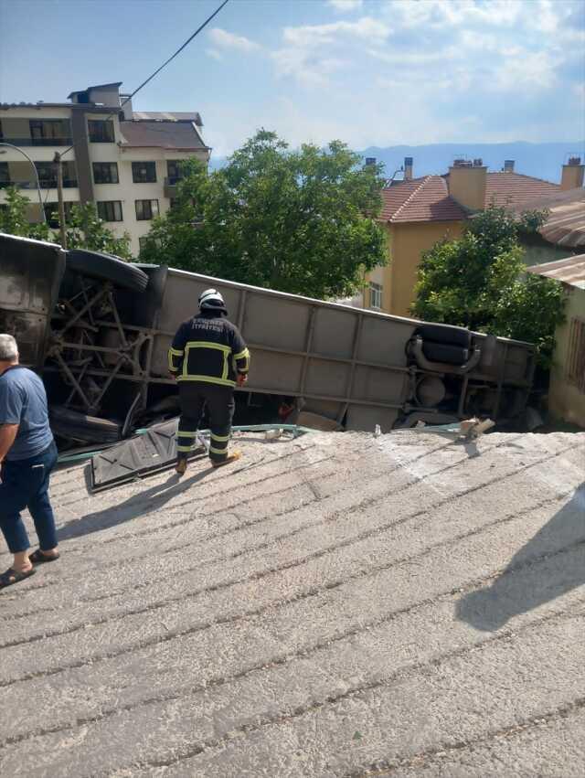 Ermenek'te Tur Otobüsü Devrildi: 3'ü Ağır 26 Kişi Yaralandı