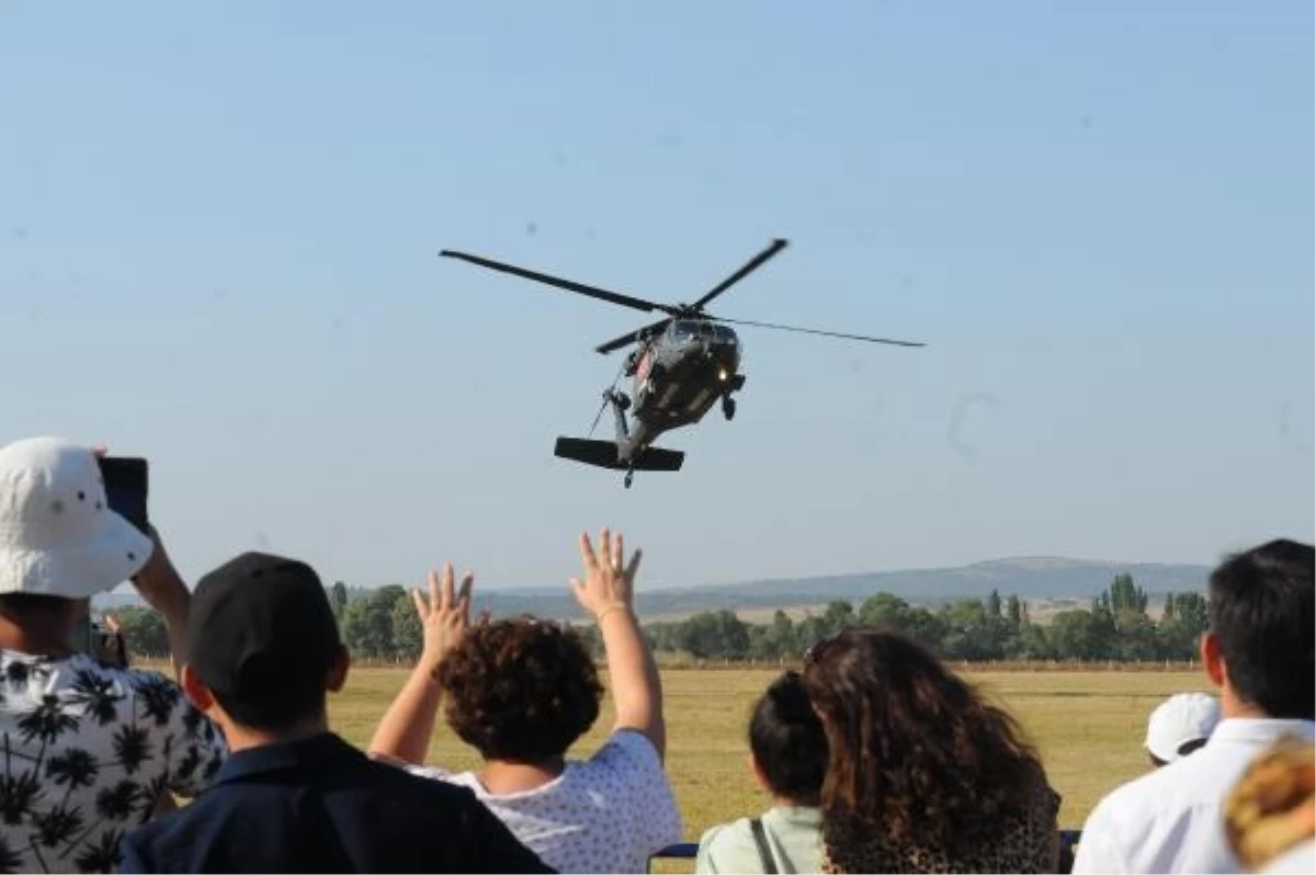 Türkiye\'nin Tek Kadın Akrobasi Pilotu Semin Öztürk Şener Havacılık Festivalinde Gösteri Yaptı