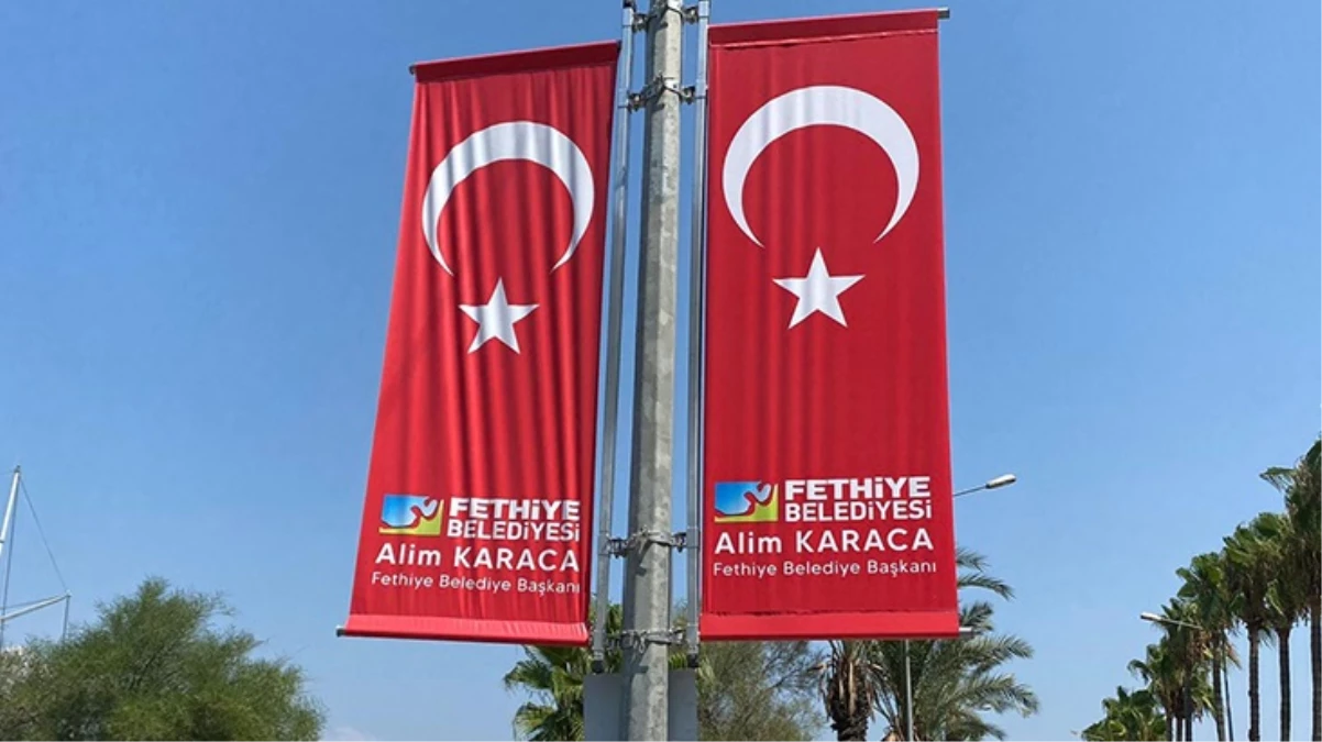 Muğla Valiliği, Fethiye\'de belediye başkanının ismiyle asılan Türk bayrakları için adli ve idari işlem başlattı 