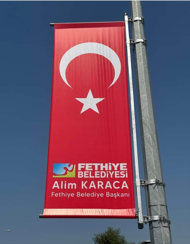 Fethiye'de belediye başkanının İsmiyle Türk bayrağı asılan reklamlar için işlem başlatıldı