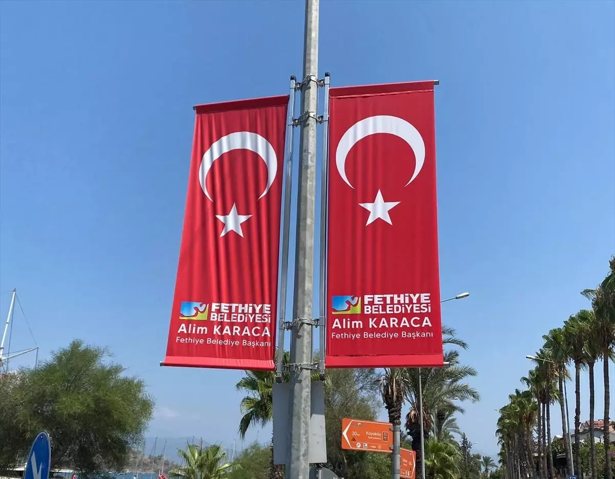 Fethiye\'de Belediye Başkanının Adının Bulunduğu Bayraklar Reklam Panolarına Asıldı