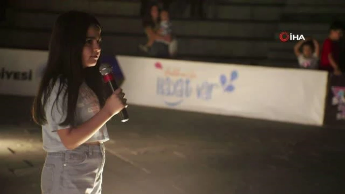 Hakkari\'de Çocuklar Karaoke Sahnesinde Hünerlerini Sergiledi