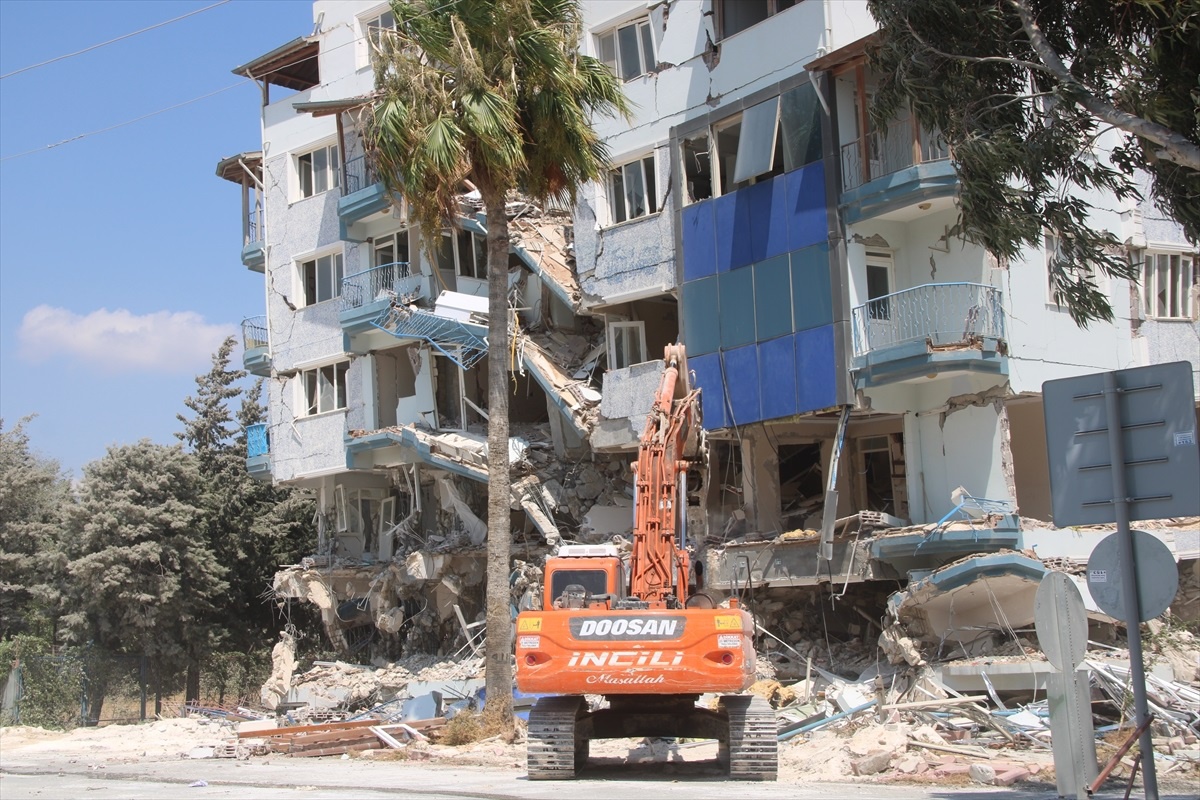 Hatay\'da depremden etkilenen 6 bina kontrollü şekilde yıkıldı