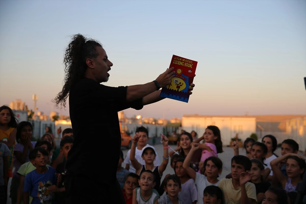 İllüzyonist Hassan Asoiaf, depremden etkilenen çocuklar için gösteri yapıyor