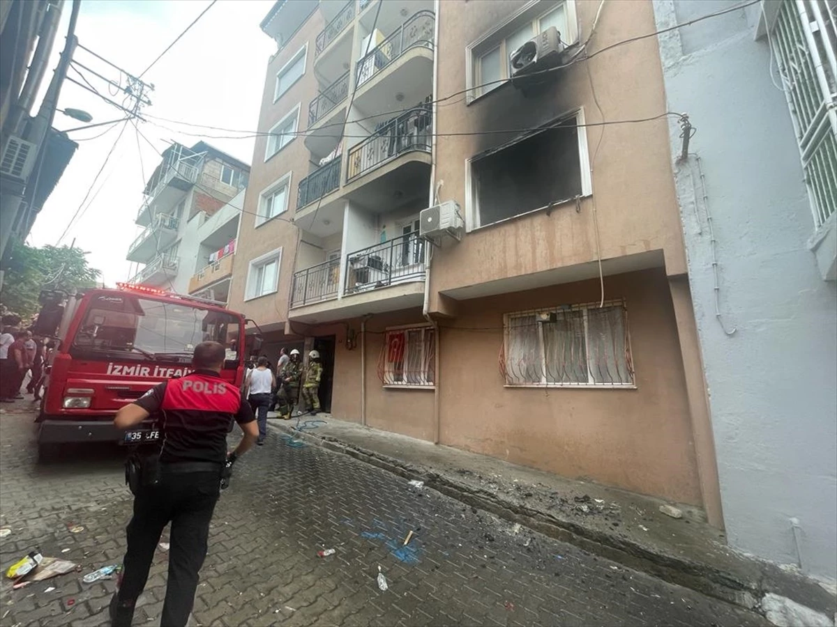 İzmir\'de bir apartmanda çıkan yangında 5 kişi dumandan etkilendi