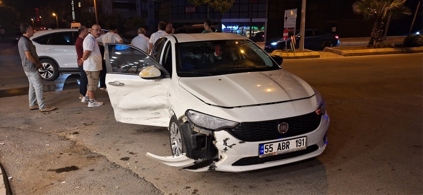 Samsun\'da üç otomobilin karıştığı kazada sürücü kaçtı
