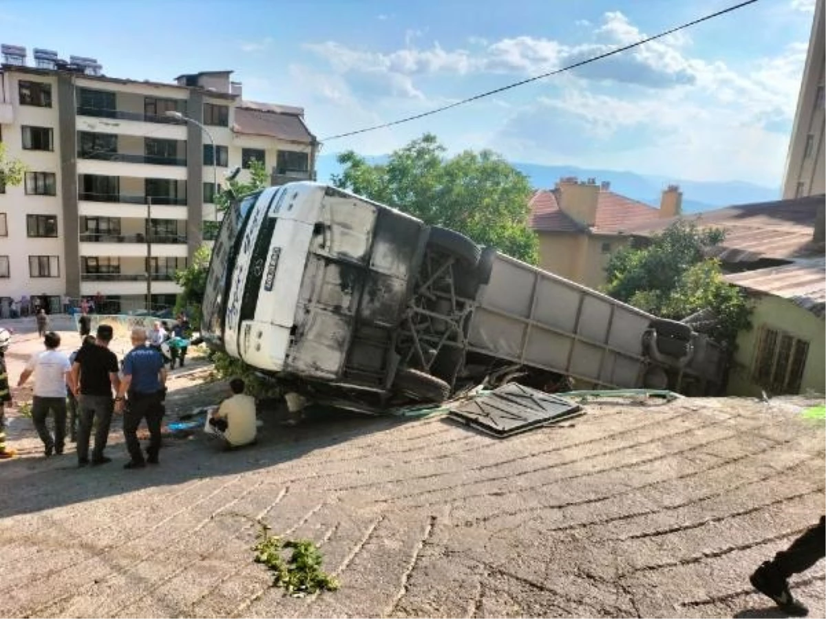Ermenek\'te tur otobüsü evin bahçesine devrildi: 24 yaralı