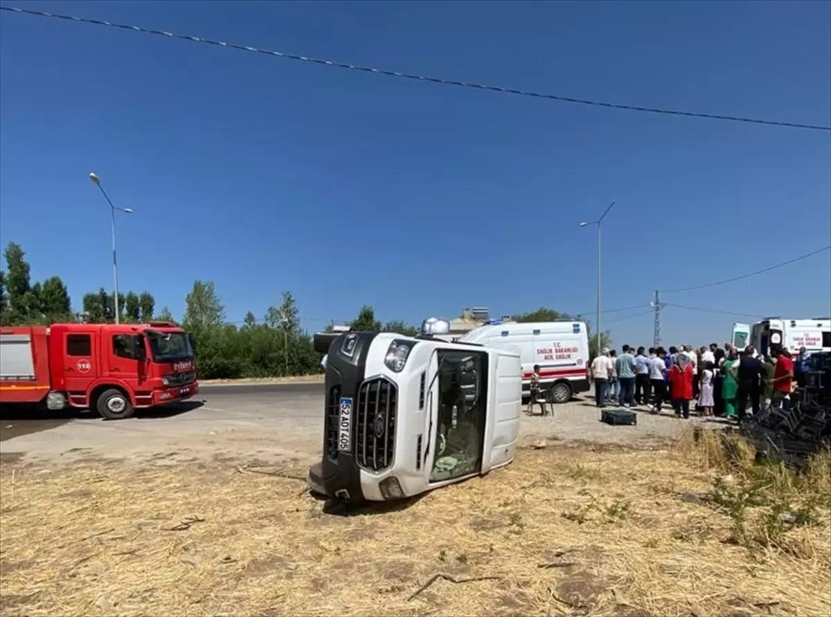 Van\'ın Gevaş ilçesinde minibüs devrildi, 14 kişi yaralandı