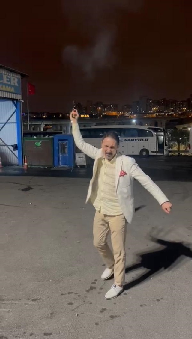 Otogarda tepki çeken görüntüler! Eline silah alıp polislere küfür etti, o anları sosyal medyada yayınladı Otogarda tepki çeken görüntüler! Eline silah alıp polislere küfür etti, o anları sosyal medyada yayınladı