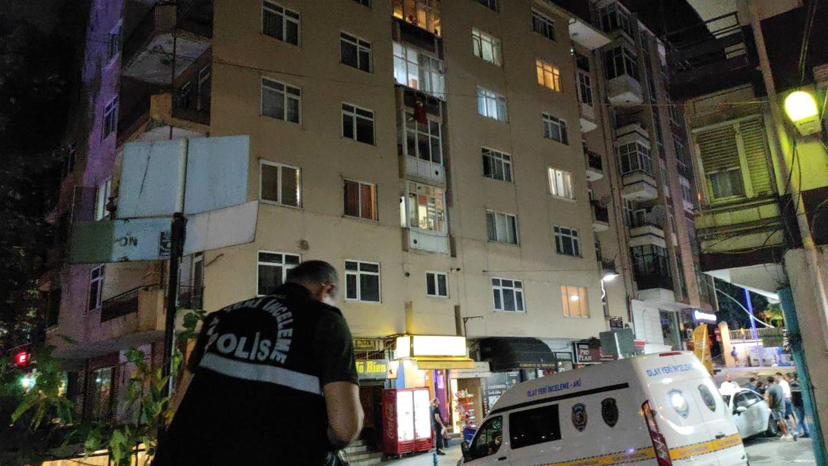 İzmit\'te 7 katlı binanın 5. katından düşen genç kız ağır yaralandı