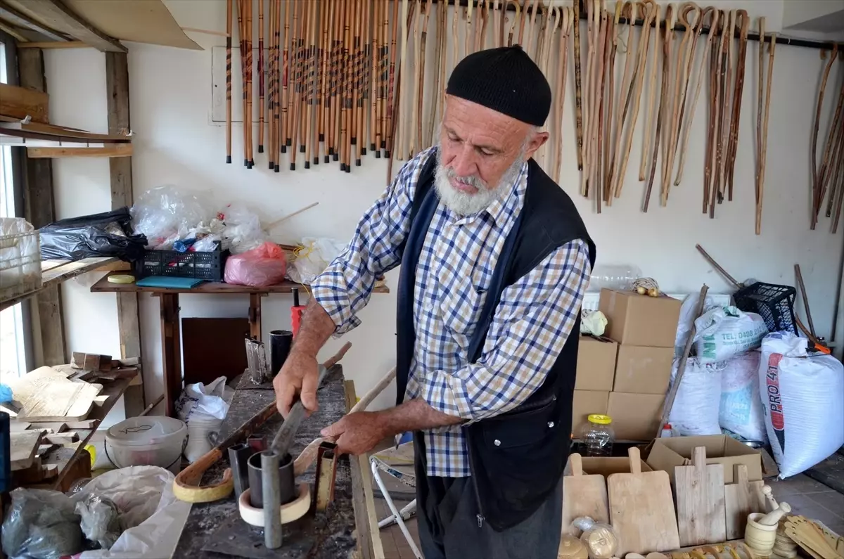 70 Yaşındaki Bahri Bağlım, Ağaçlardan El Sanatları Yaparak Kazanç Sağlıyor