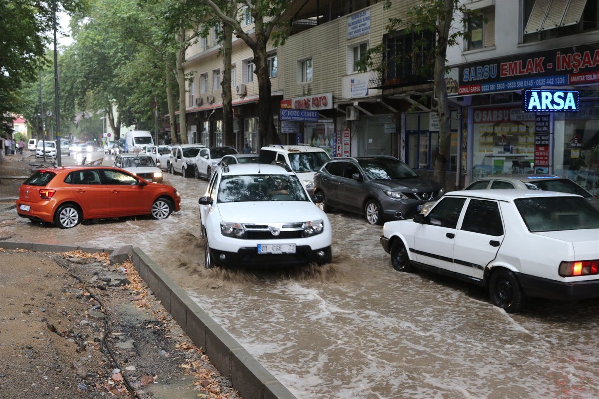 Adana\'da sağanak hayatı olumsuz etkiledi