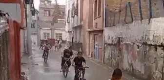 Adana'da Yağmur Çocukları Sevindirdi