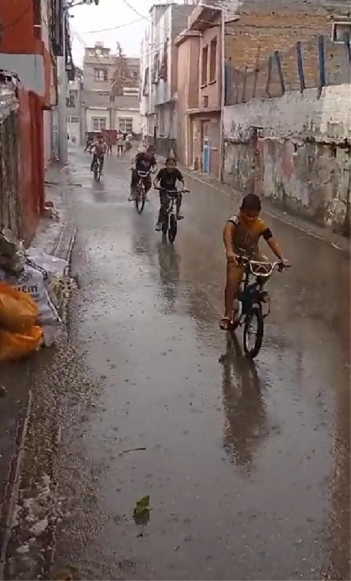 Adana\'da Yağmur Çocukları Sevindirdi