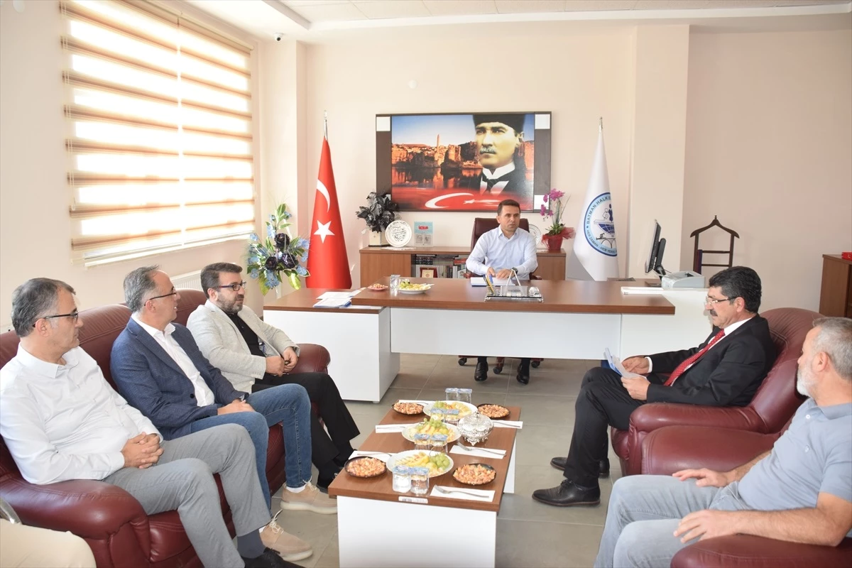 AK Parti Batman Milletvekili Ferhat Nasıroğlu, Halk Eğitimi Merkezi\'ni ziyaret etti