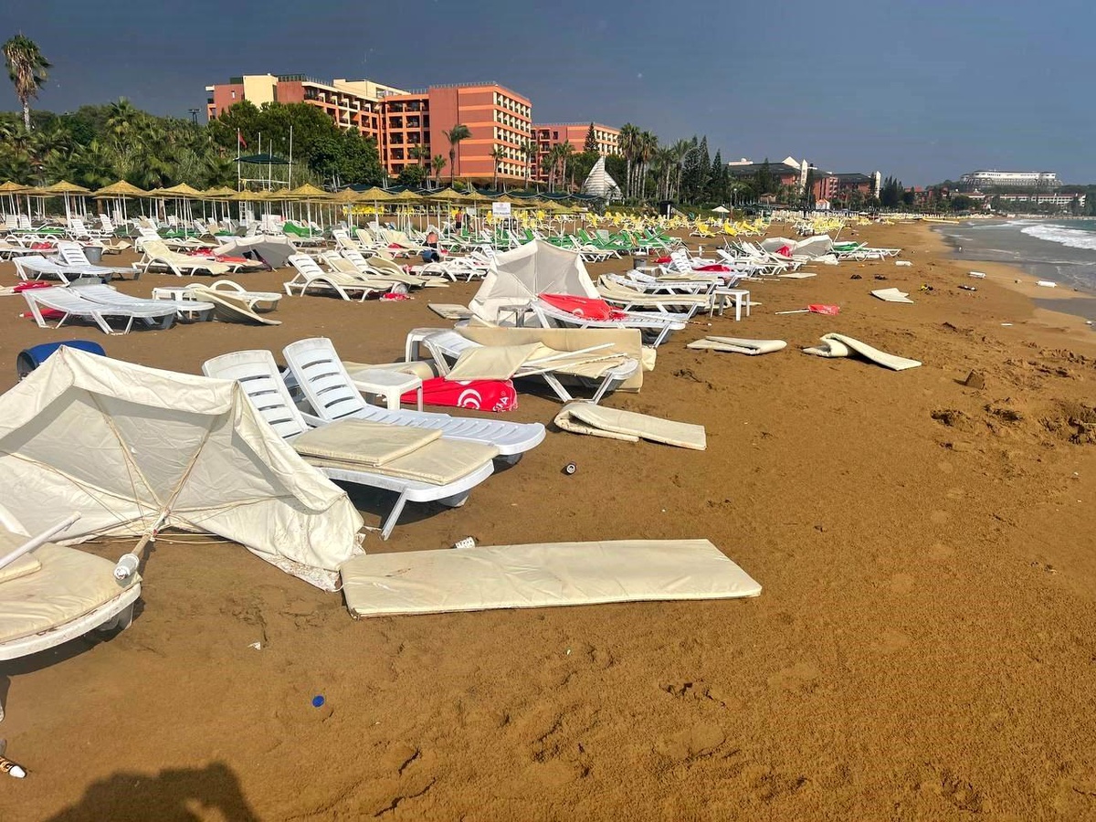 Alanya\'da Sağanak Yağış ve Fırtına Plajları Etkiledi
