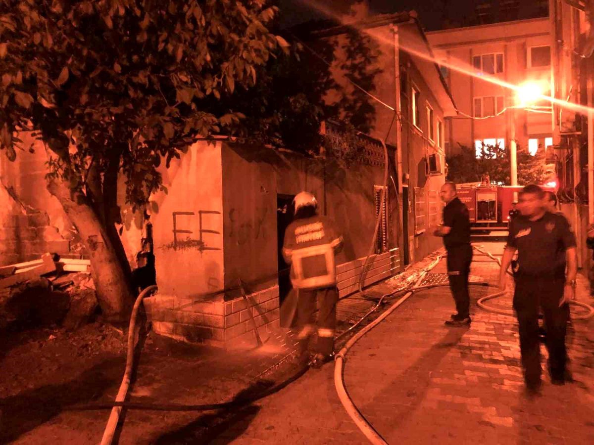 Balıkesir\'de alevlere teslim olan tek katlı ev söndürüldü