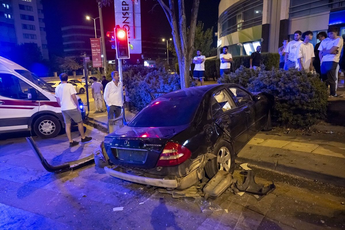 Ankara\'da trafik kazasında 5 kişi yaralandı