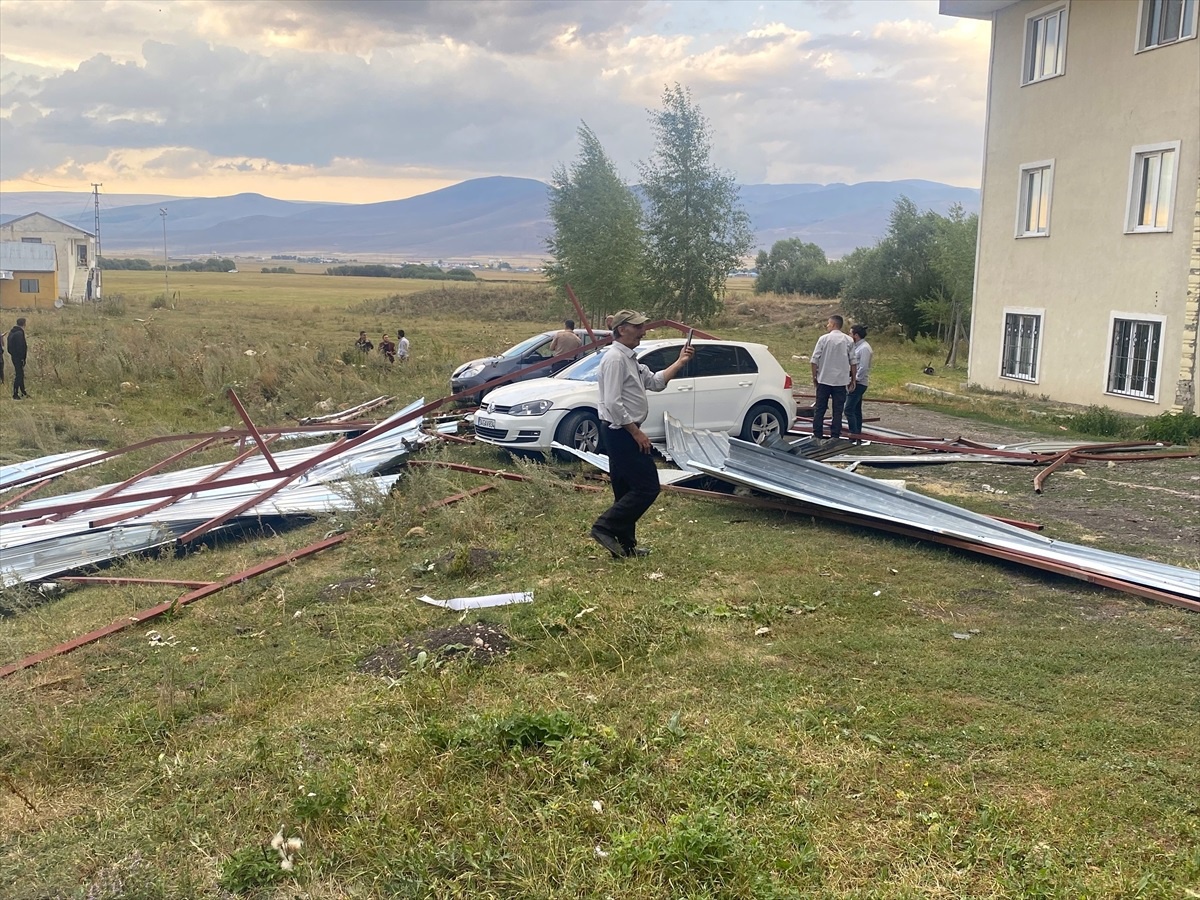 Ardahan\'da Fırtına Sonucu Binaların Çatıları Uçtu