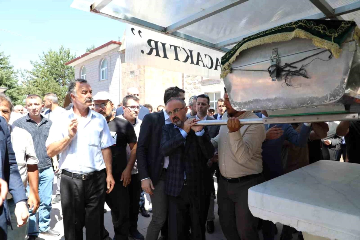 İçişleri Bakan Yardımcısı Bülent Turan, Özel Kalem Müdürü Osman Karaca\'nın babasının cenaze törenine katıldı