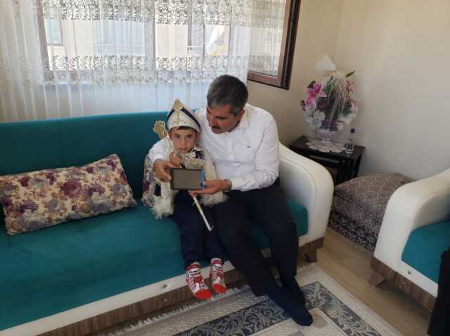 Başkan Asya, depremden sağ kurtulan Ömer Yiğit'in kirvesi oldu Başkan Asya, depremden sağ kurtulan Ömer Yiğit'in kirvesi oldu