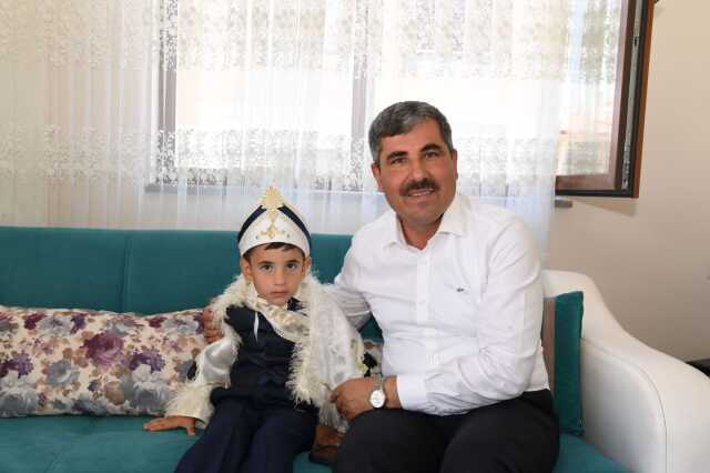 Başkan Asya, depremden sağ kurtulan Ömer Yiğit'in kirvesi oldu Başkan Asya, depremden sağ kurtulan Ömer Yiğit'in kirvesi oldu